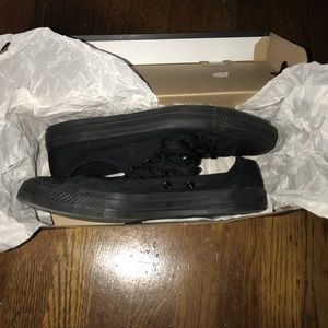 Black low top converse